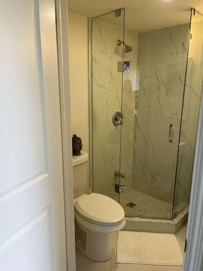 Luxury Private Apartment Near Toronto Pearson Airport & City Centre, Square One Mississauga