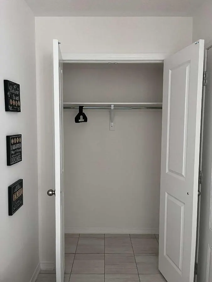 Luxury Private Apartment Near Toronto Pearson Airport & City Centre, Square One Mississauga 0*,